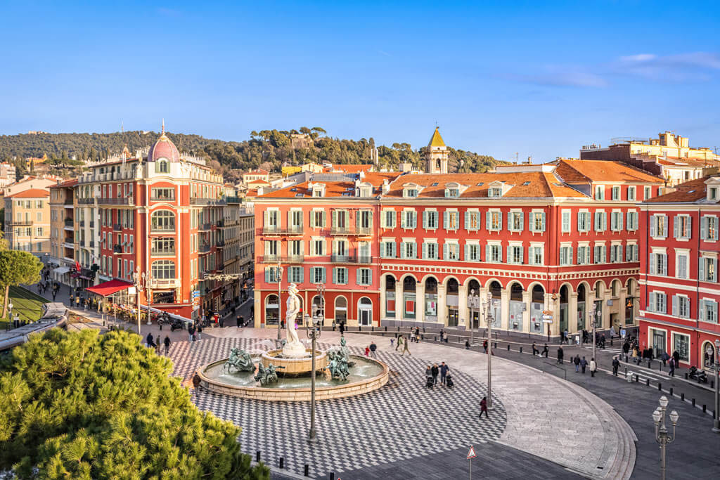 La Place Masséna et la Fontaine du Soleil à Nice — zone d'intervention de Peak Patrimoine, conseiller en gestion de patrimoine